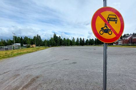 Myllymäen kentällä moottoriajoneuvoilla ajaminen on kielletty. Säännöt eivät ole kuitenkaan estäneet kentän väärinkäyttöä.