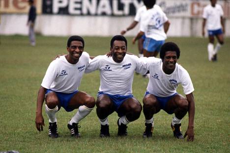 Pelé (kesk.) poseerasi nimeään kantaneen Copa Pelé -turnauksen harjoituksissa Djalma Diasin (vas.) ja Marco Antônion kanssa 2. tammikuuta 1987 Santosissa.