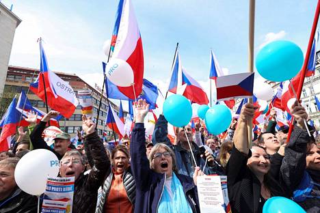 Tšekin hallitusta vastustavia mielenosoittajia Prahassa sunnuntaina.