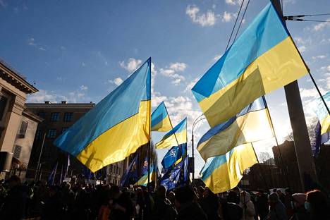 Kiovassa osoitettiin mieltä Venäjää ja Vladimir Putinia vastaan Venäjän suurlähetystön edessä päivä sen jälkeen kun Putin oli ilmoittanut tunnustavansa Itä-Ukrainan separatistialueiden itsenäisyyden.