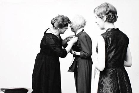 Naisarkkitehtien muistamisen perinteet käynnistyivät Wivi Lönnin 70-vuotisjuhlissa vuonna 1942. Wivi Lönn sai itse Architectan ansiomerkin Architectan 20-vuotisjuhlassa 1962.