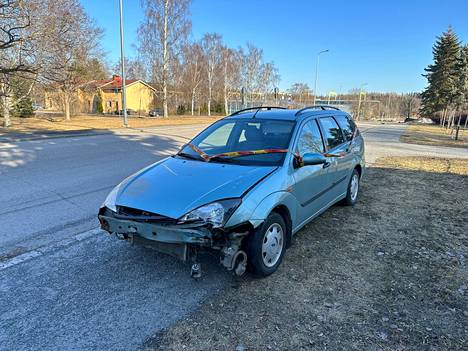 Hylätty henkilöauto oli keulasta pahasti vaurioitunut. Auto oli vielä sunnuntaina Tampereen Härmälässä Talvitiellä.