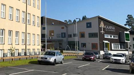 Koulu- ja kulttuurikampus Kaarnaa on uhattu viestintäsovellus Jodelissa. Kaarna on kuvassa taka-alalla, ja se on kuvattu kesäkuussa 2020.