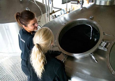 Noin puolet panimon henkilökunnasta on naisia. Elisa Laine ja Carita Vilkman katsovat, että oluen valmistuminen etenee suunnitellusti. 