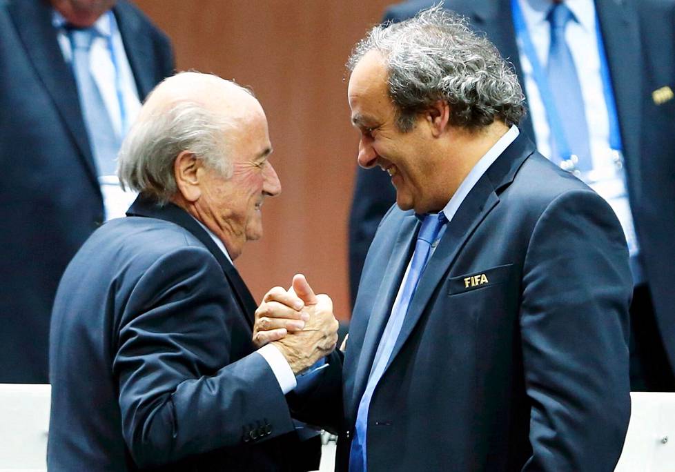 Michel Platini (oik.) onnitteli Sepp Blatteria uudelleen­valinnasta Fifan yleiskokouksessa toukokuussa 2015. Blatter oli Platinin kanssa tiiviisti yhteistyössä koko puheen­johtajakautensa ajan.
