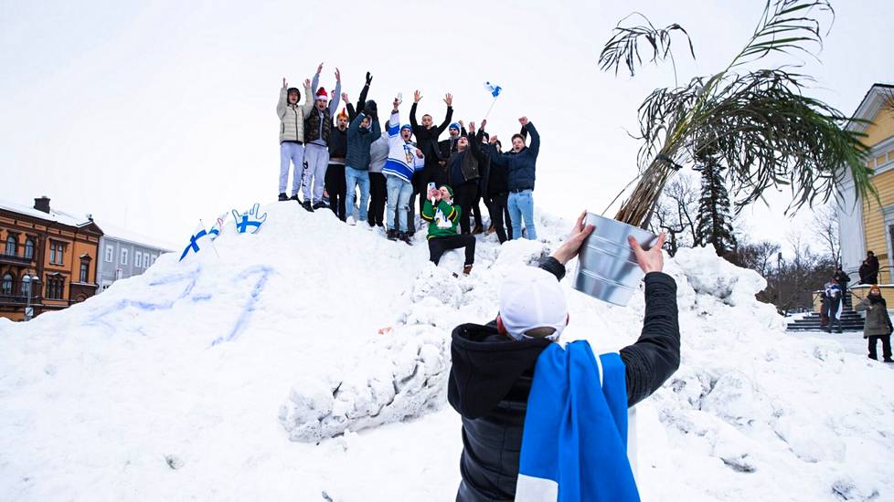 Onko lumikasasta tullut uusi suihkulähde? Olympiakultajuhlijat täyttivät sunnuntaina aamulla Tampereen Keskustorin.