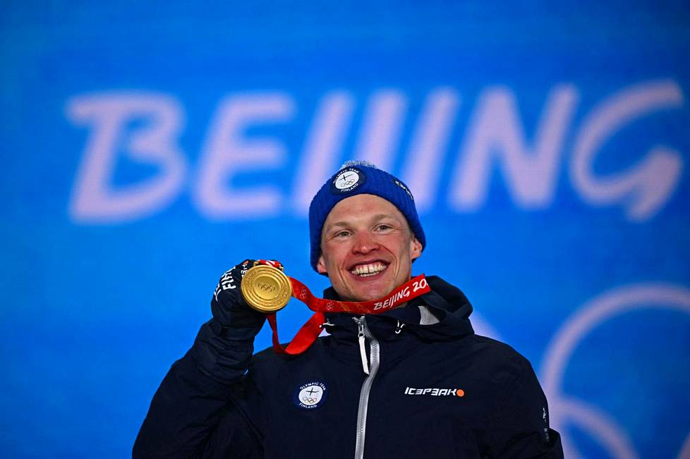 Iivo Niskanen esitteli palkintoseremoniassa uransa kolmatta olympiakultaa.
