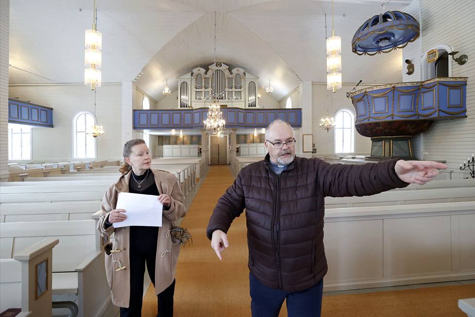 Tuo siirrettiin silloin tänne. Talouspäällikkö Katri Sildén ja kirkkoherra Asko Riihimäki muistelevat Eurajoen kirkossa aikaisemmin tehtyjä muutostöitä.