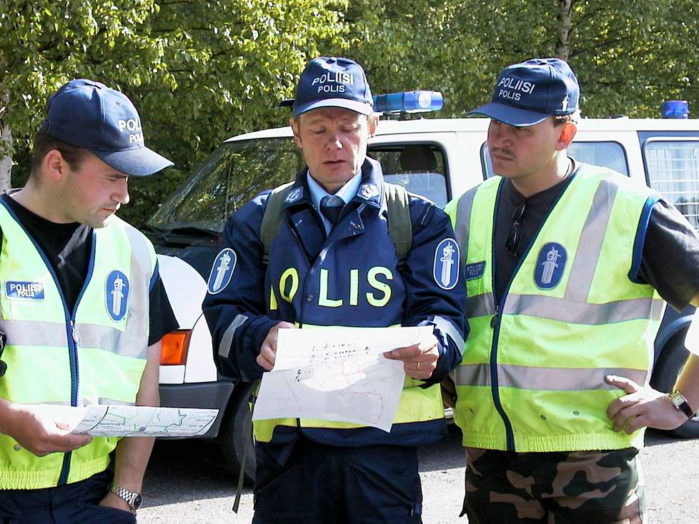 Vanhempi konstaapeli Veli-Jukka Marjamäki, komisario Pentti Lehtimäki ja vanhempi konstaapeli Ari Saarela johtivat maastoetsintöjä Karviassa kesäkuun puolivälissä 2003. 