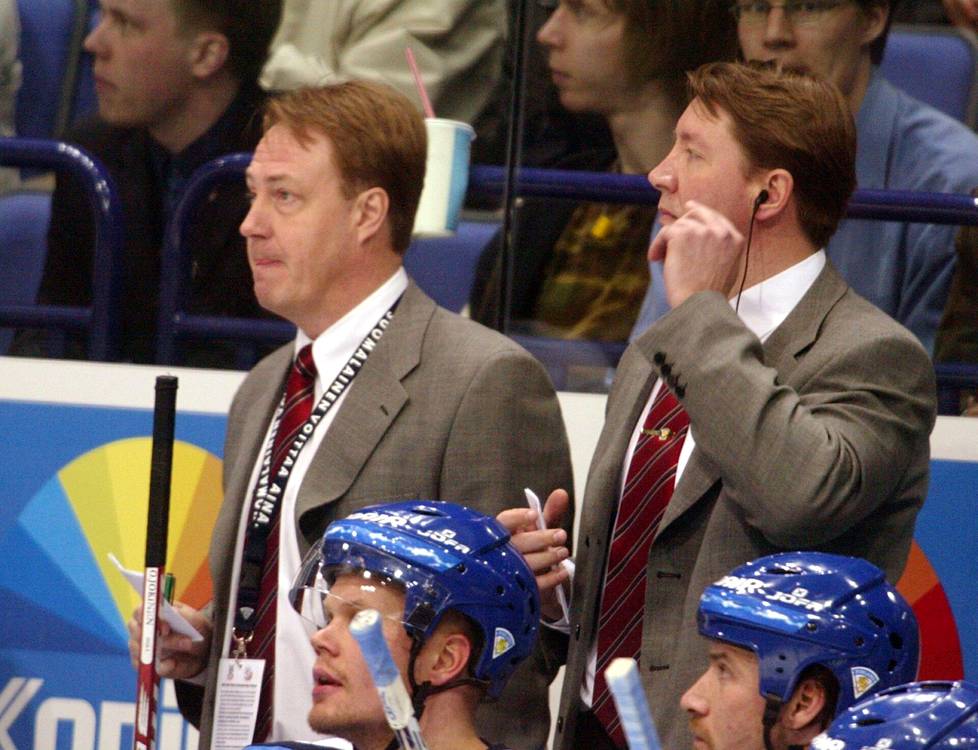 Hannu Aravirta (vas.) ja Jari Kurri olivat ymmällään, kun Leijonat hukkasi selkeän johtoasemansa vuoden 2003 MM-kisojen puolivälierissä Ruotsia vastaan. 