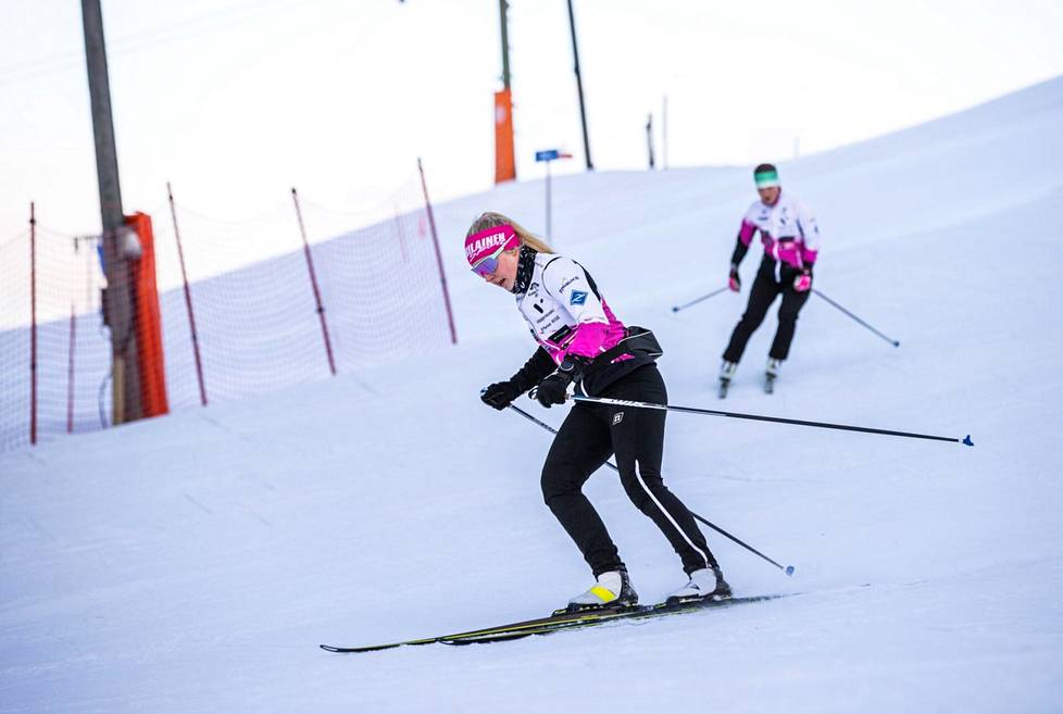Kankaanpään Urheilijoiden 16-vuotias kilpahiihtäjä Siiri Laino kaatui nuorten SM-hiihtojen mäessä vastikään ja menetti mahdollisuutensa mitaliin. Nyt hän hioi alamäkitaitojaan Ruosniemen laskettelurinteessä – hiihtosukset jalassaan.