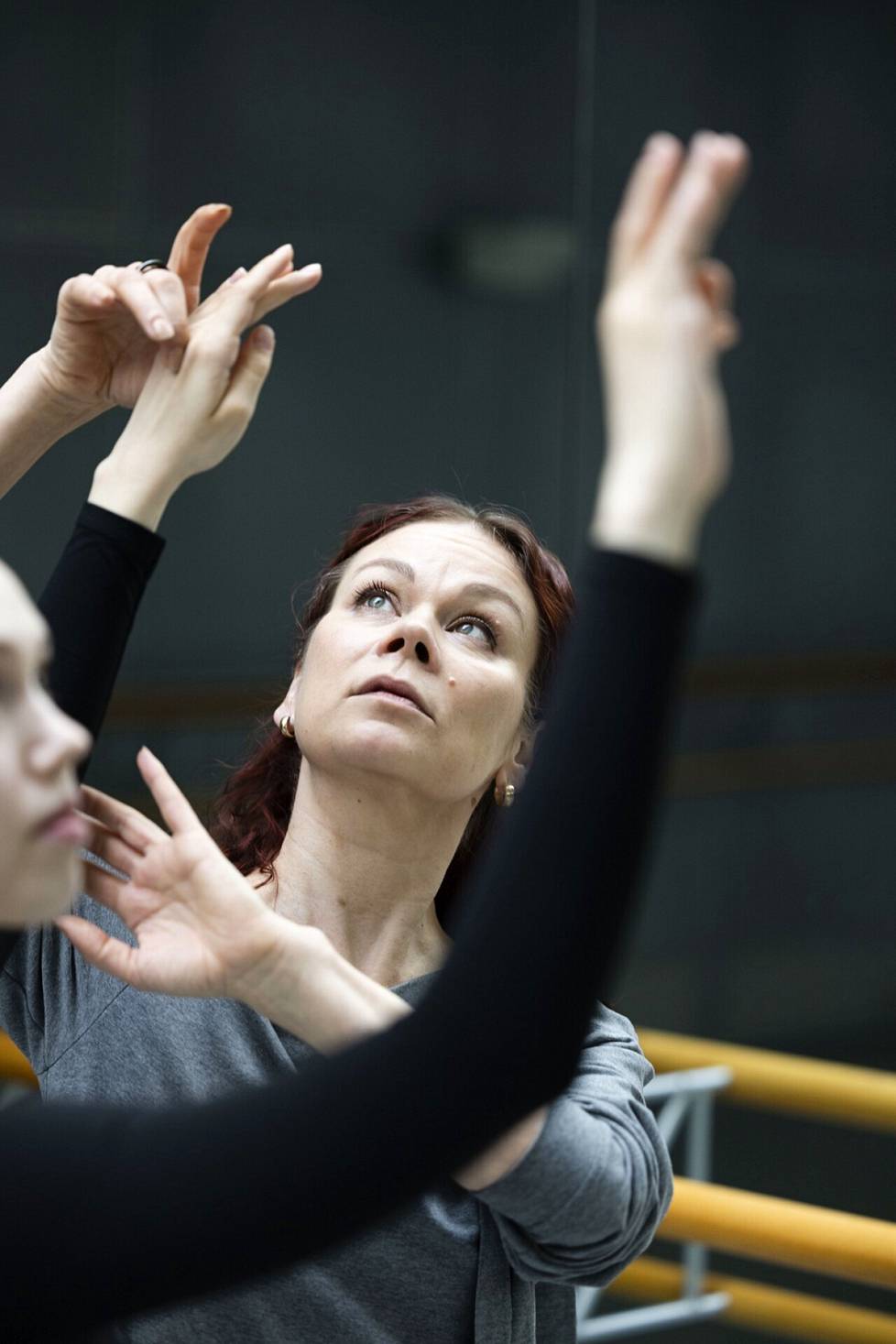 Reija Wäre täsmentää tanssija Viivi Aholan käsien asentoja Clique-koreografiansa harjoituksissa oopperatalolla.