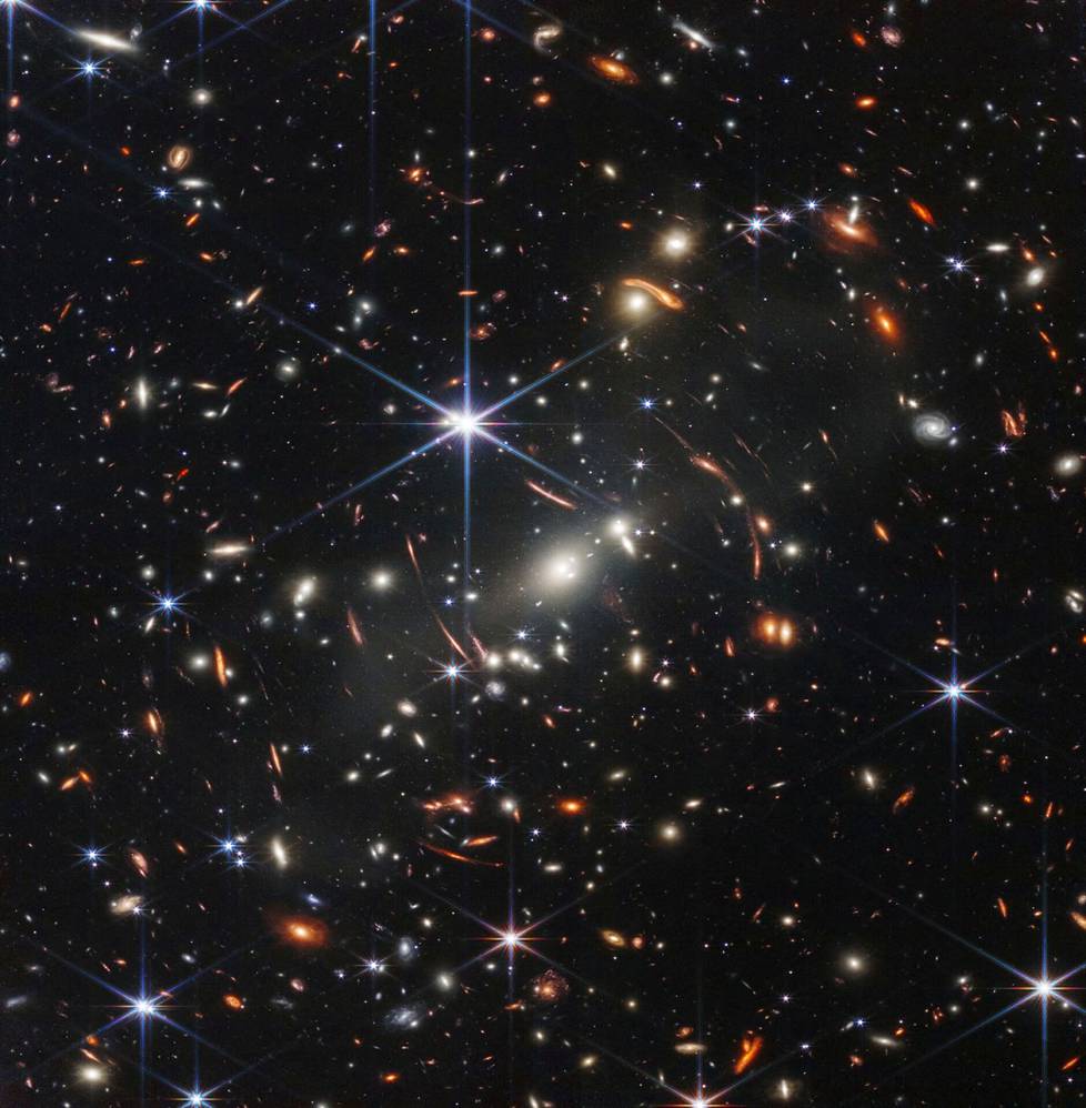 Ensimmäinen julkaistu kuva, jonka tehokkain avaruuteen laukaistu teleskooppi James Webb on välittänyt.