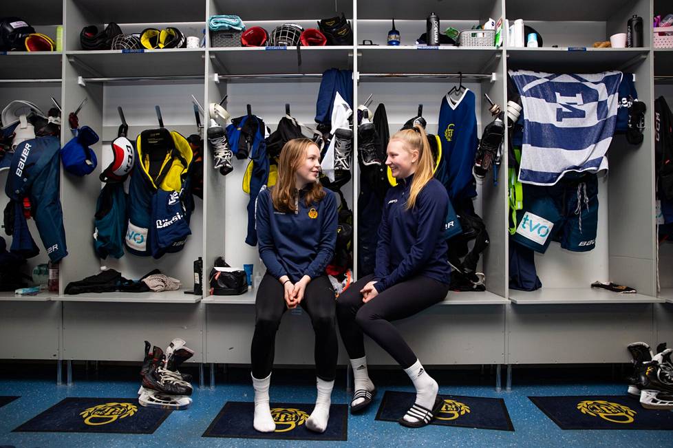 Uusikaupunkilainen Senja Siivonen (vas.) ja laitilalainen Amanda Julkunen hyökkäävät Lukon naisten jääkiekkojoukkueessa, jonka kotihalli sijaitsee Eurajoella.