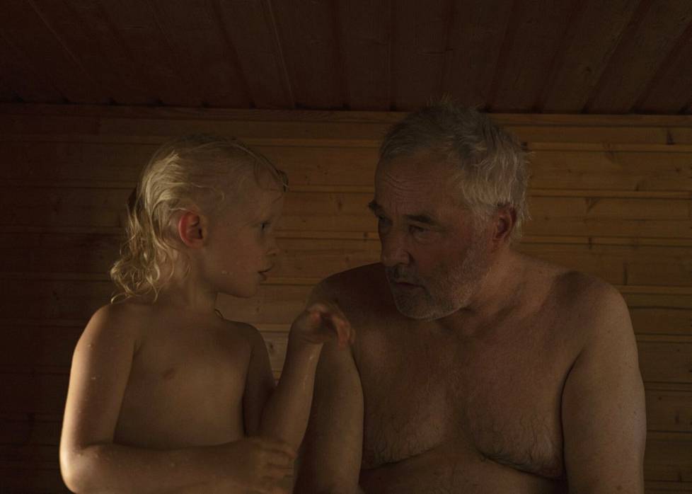 Saaga ja isoisä saunovat ja uivat mökillä Halssin saaressa kesällä 2021. Isoisä on opettanut Saagan uimaan.
