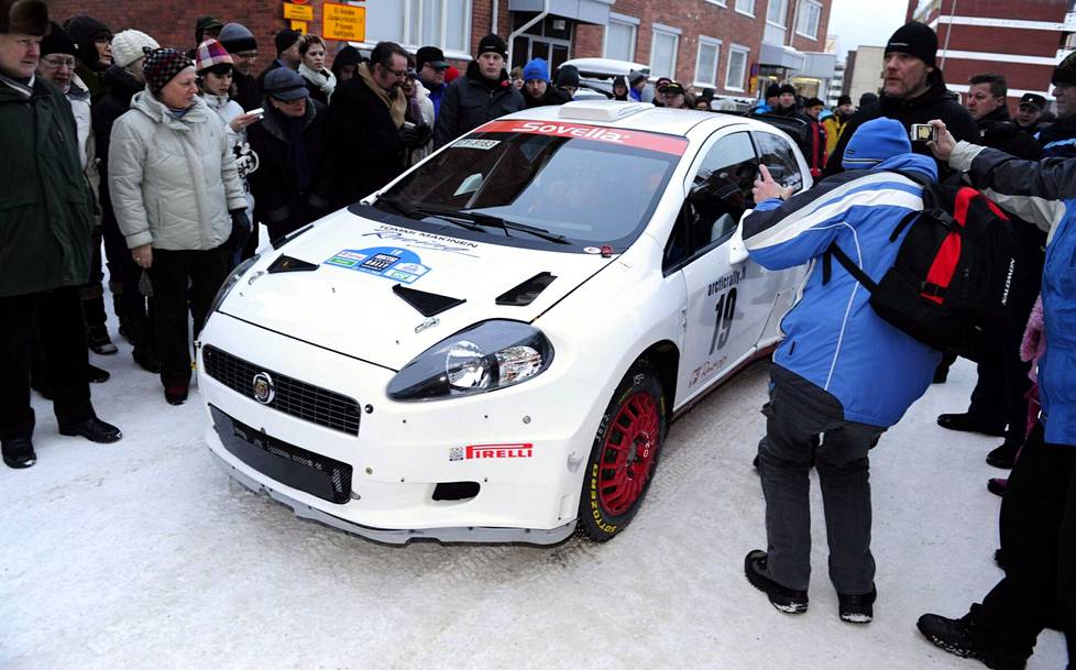 Kimi Räikkösen ensimmäinen rallikisa Arctic Lapland -rallissa sai suurta mediahuomiota. Ajokkina oli Fiat.
