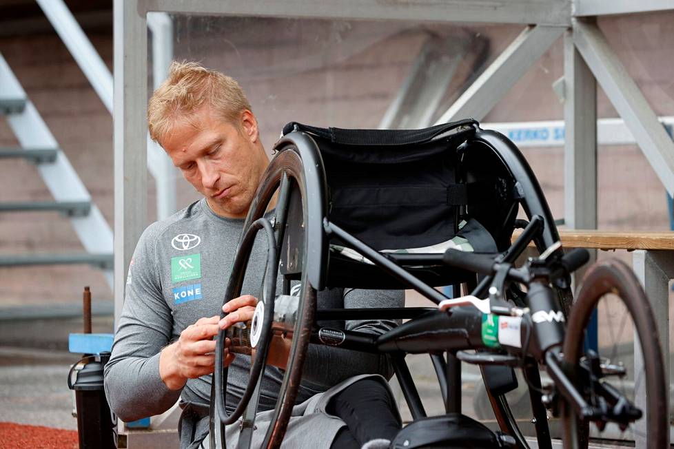 Leo-Pekka Tähti testasi vielä kaksi päivää ennen Tokion-matkaa, minkä koon kelauskehät hän ottaa paralympialaisiin mukaan.