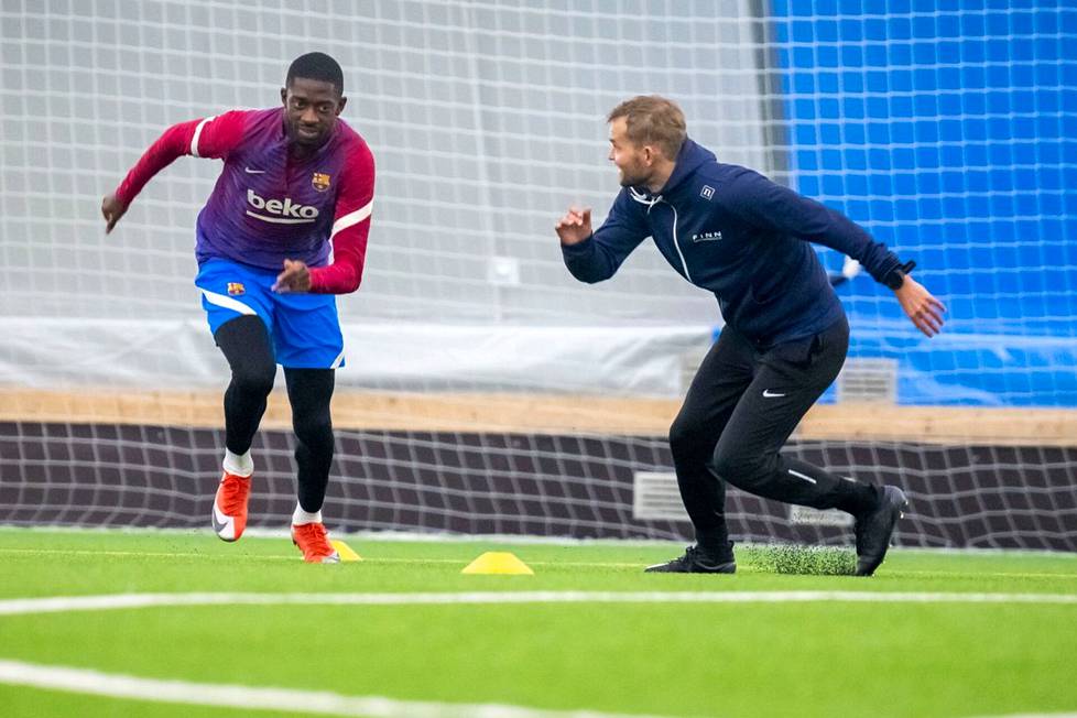 FC Barcelonan ja Ranskan maajoukkueen huippupelaaja Ousmane Dembélé teki testejä fysioterapeutti Joni-Petteri Malkan avustamana jalkapallohallissa Turussa.