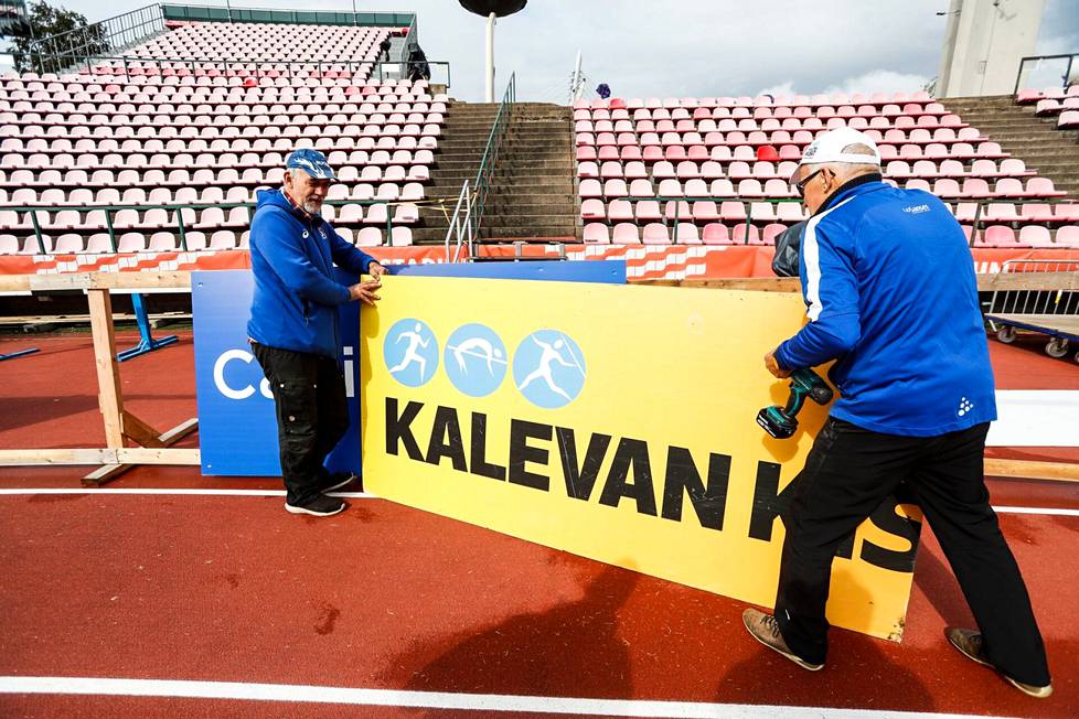 Pasi Rajala (oikealla) ja Osmo Mahkonen ovat mukana rakentamassa mainoksia Ratinan stadionin ympärille. Etusuoralla on led-valomainokset, mutta muuten kenttää ympäröi perinteisemmät versiot.