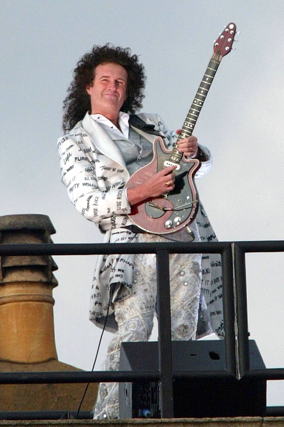 Juhlat käynnisti Queen-yhtyeen kitaristi Brian May, joka soitti God Save the Queen -kansallishymnin palatsin katolta.