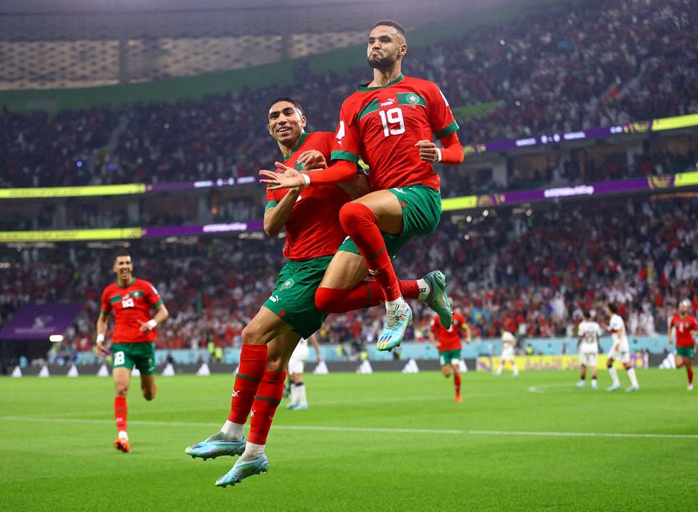 Marokko on yhdistelmä Marokossa ja muualla syntyneitä pelaajia. Puolivälierän maalin tehnyt Youssef En-Nesyri (oikealla) on syntynyt Marokossa, maalia vieressä juhliva Achraf Hakimi Espanjassa.