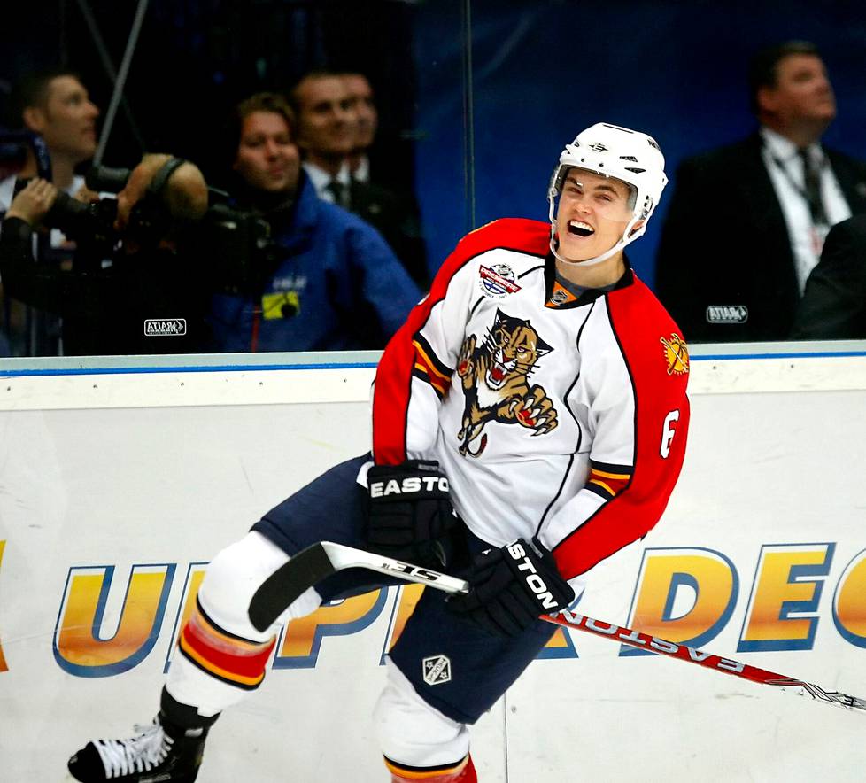 Ville Koistinen iloitsi voittolaukauskisan ratkaisumaalia Florida Panthersin paidassa Helsingissä lokakuussa 2009 pelatussa NHL-ottelussa. 