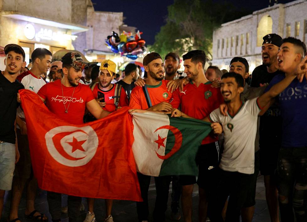 Tunisialaisia ja algerialaisia kannattajia oli saapunut Qatariin. Tunisia on kisoissa mukana, Algeria ei.
