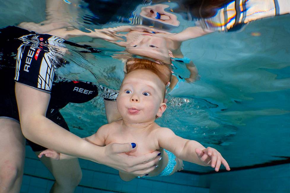 Tältä näyttää sukeltava vauva – vauvauimarit veden alla - Ihmiset -  Aamulehti