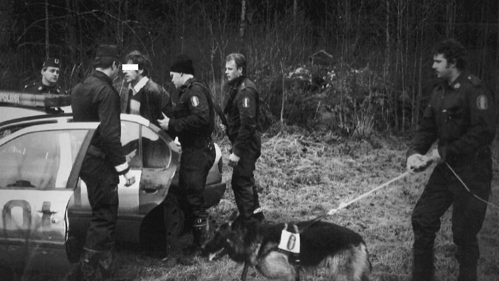 Porin poliisin partio pidätti toisen pankkiryöstäjän vuorokauden ajojahdin jälkeen Köhörön metsässä Hämeenkyrössä. Poliisikoira Aku löysi ryöstäjän piiloutuneena puun alle.
