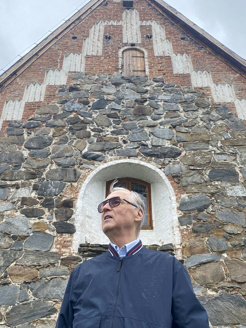 Tyrvään kirkkoherrana vuonna 1997 työskennellyt Osmo Ojansivu palasi jälleenrakennetulle Tyrvään Pyhän Olavin kirkolle 25 vuotta tuhopolton jälkeen.