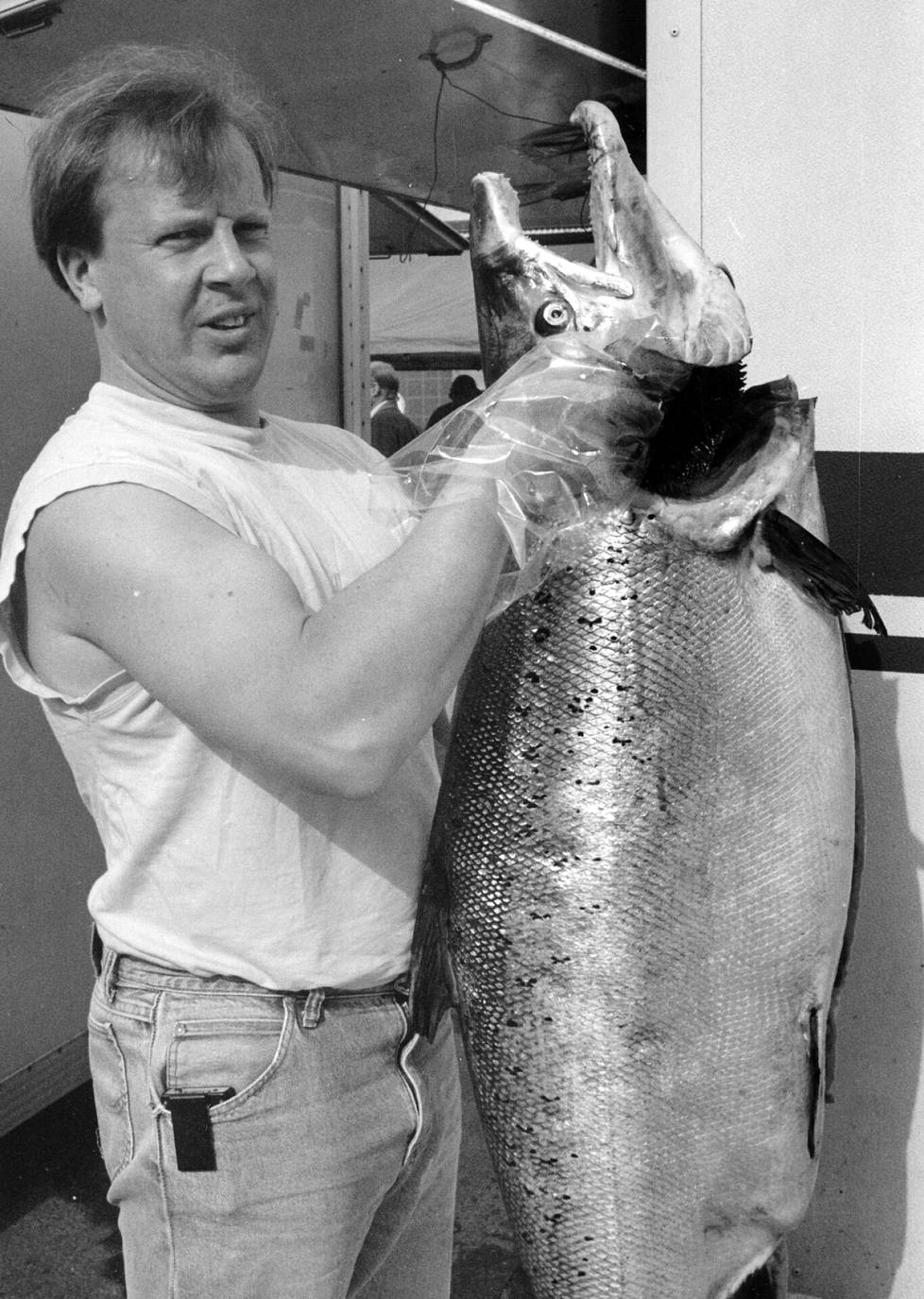 Jouko Ruohoselta vaadittiin 1992 käsivoimia, kun hän Porin torilla esitteli verkolla Närpiön edustalla pyydystettyä 32 kilon merilohen votkaletta. Kalatalouden keskusliiton rekisterin mukaan 2000-luvun ennätyslohi on painanut 27,4 kiloa.
