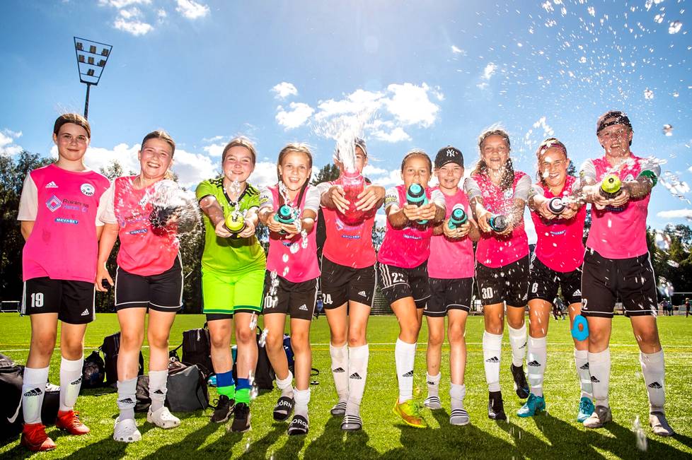 FC Nokian tyttöjen joukkue voitti Särkänniemi-cupin T12–13-ikäluokan kilpasarjan mestaruuden.