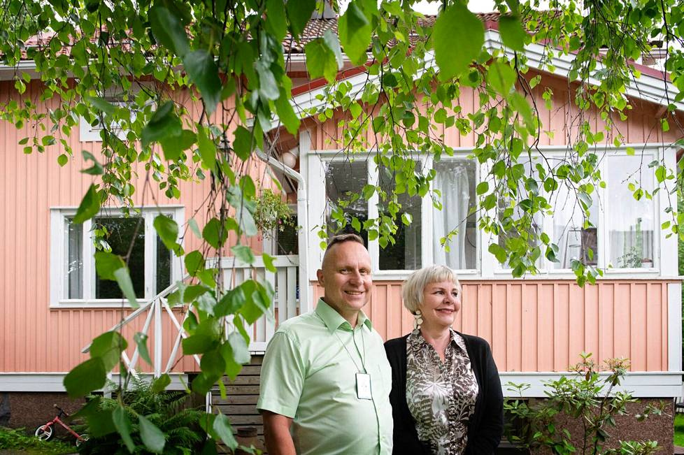 Kiinteistömaailma Tampere Lielahden yrittäjät Timo ja Marja-Leena Lampi saavat asiakkailta hyvää palautetta muun muassa rakennusteknisten asioiden osaamisesta ja kokonaisvaltaisesta palvelusta.