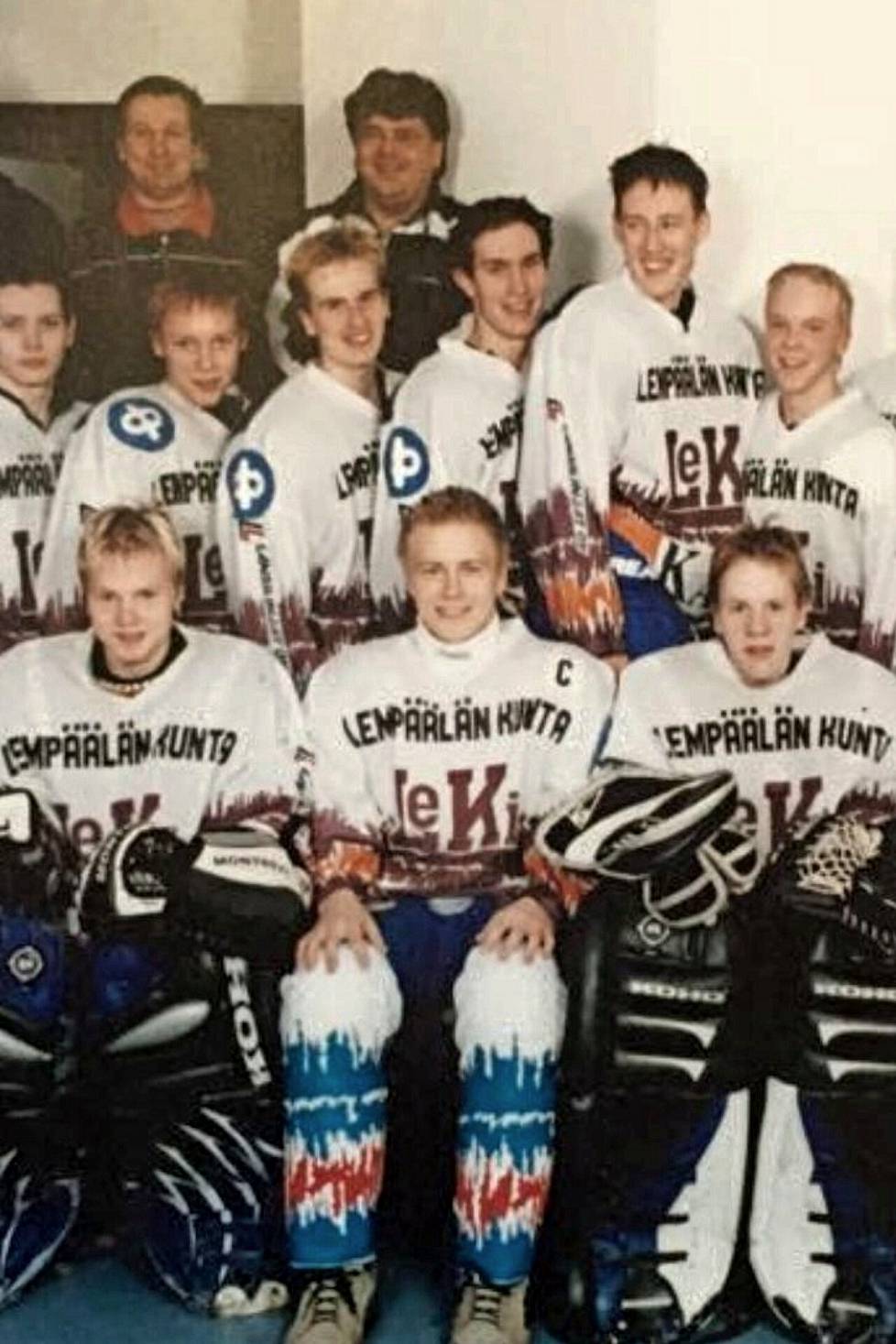Pitkä poika erottui LeKin B-juniorien joukkuekuvassa 2002.