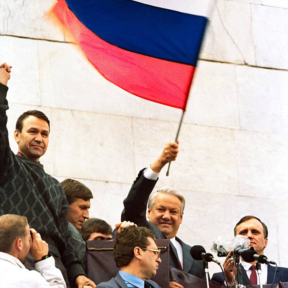 Venäjän presidentti Boris Jeltsin puhui kansalaisille Moskovassa elokuussa 1991 sen jälkeen, kun kommunistien vallankaappausyritys Neuvostoliiton hajoamisen estämiseksi oli epäonnistunut.