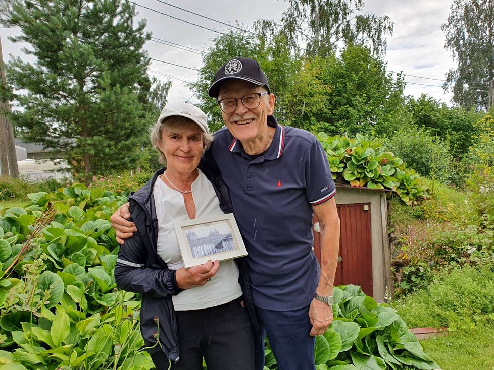 Raija ja Topi Nissi ovat olleet naimisissa 58 vuotta. He asuvat Kankaantakana ”Riekkulanmäellä”, joka on saanut nimensä aikoinaan lähellä sijainneista tanssilavoista. Raija pitelee käsissään vanhaa Raahessa otettua valokuvaa, jossa hän ja Topi ovat kiivenneet katolle. 