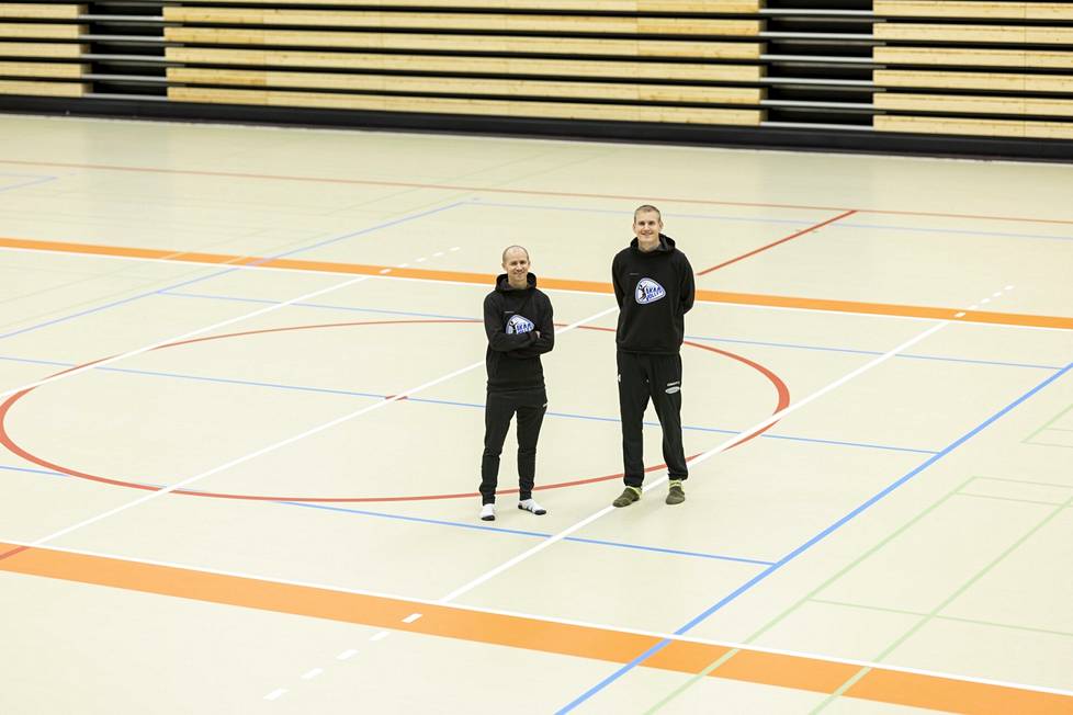 Akaa-Volleyn apuvalmentaja Hasse Mattila ja pelaaja Sauli Sinkkonen iloitsevat uudesta pelikentästä Akaa-areenasta. ”Uskon, että väki löytää paikalle”, Mattila toteaa.