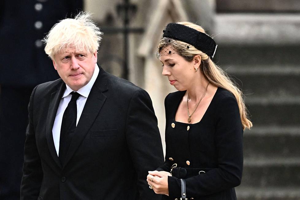 Britannian entinen pääministeri Boris Johnson saapumassa vaimonsa Carrie Johnsonin kanssa Westminster Abbeyyn.
