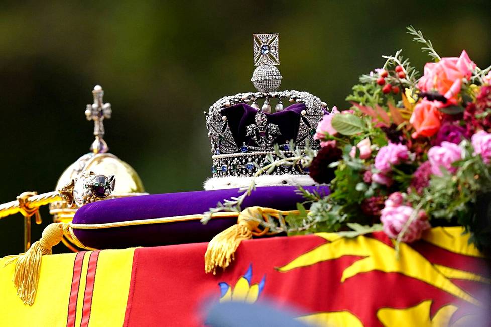 Kruununkalleudet eli kruunu, kultainen omena sekä valtikka ottiin pois arkun päältä ennen kuin se laskettiin hautaholviin.