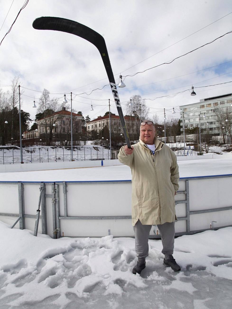 Timo ”Juti” Jutila näyttää mailallaan, mitä kohti jääkiekkoa piti lyödä, jotta se osui ylämummoon Koulukadun tekojäällä Tampereella.