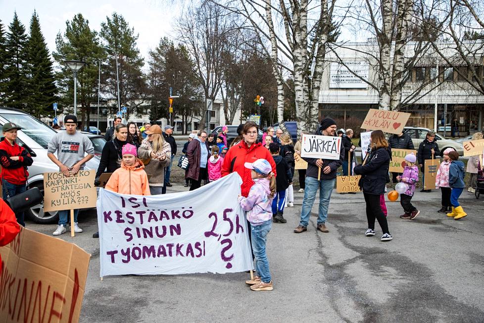Ylipitkät koulumatkat huolestuttavat vanhempia ja lapsia niissä Ulvilan kylissä, joiden koulut ovat lakkautusuhan alla.