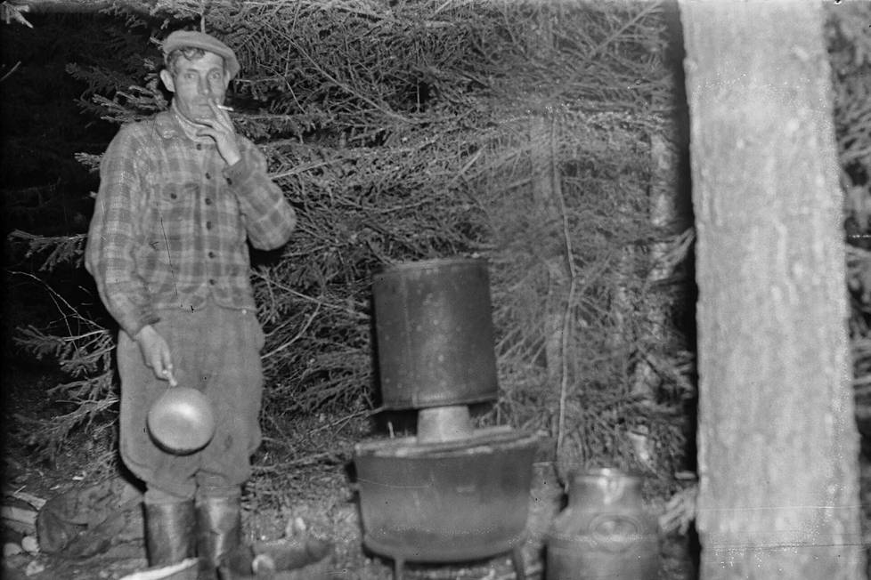 Tuntematon satakuntalainen viinankeittäjä pontikkatehtaallaan toukokuussa 1949. Satakunnan Kansa oli liikkuvan poliisin matkassa seuraamassa viinatehtaiden hävittämistä. Kuvan tehtaassa mäski oli jo kiehumassa, mutta poliisi keskeytti toiminnan ennen ensimmäisten korpikuusen kyyneleiden tippumista.