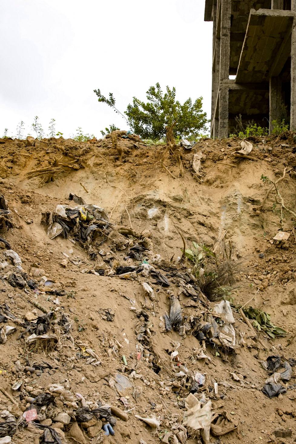Äskettäin kaivetulla tienpenkalla Nairobissa näkyi, miksi muovin käyttöä halutaan nyt rajata: kerran maaperään päätynyt muovi ei sieltä nopeasti häviä.