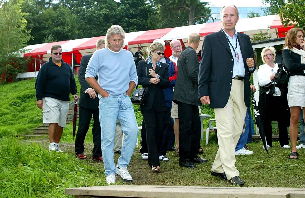 Björn Borg sinisessä paidassaan tutustui Pyynikin tennismiljööseen vuonna 2002.
