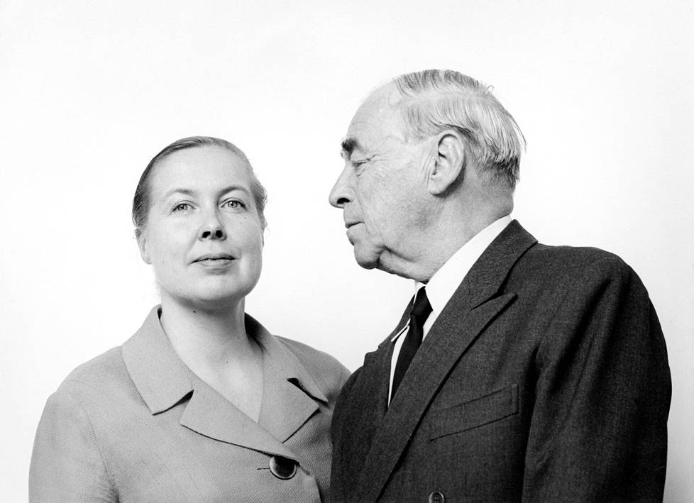 Elissa ja Alvar Aalto 1960-luvulla. Pariskunnan yhteiselo oli ensimmäisinä vuosina leppoisaa, mutta Alvar Aallon vanhetessa hän alkoi juoda liikaa ja muuttui vaimoaan kohtaan jopa ilkeäksi.