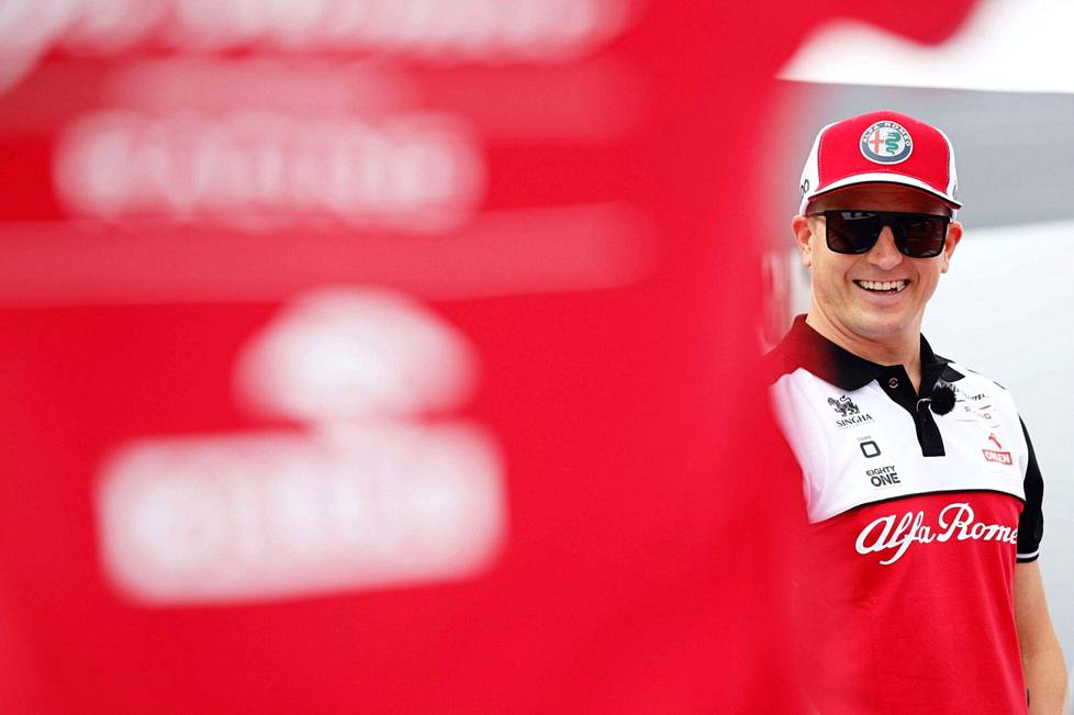 Harvinainen näky F1-kuvioissa: hymyilevä Kimi Räikkönen.