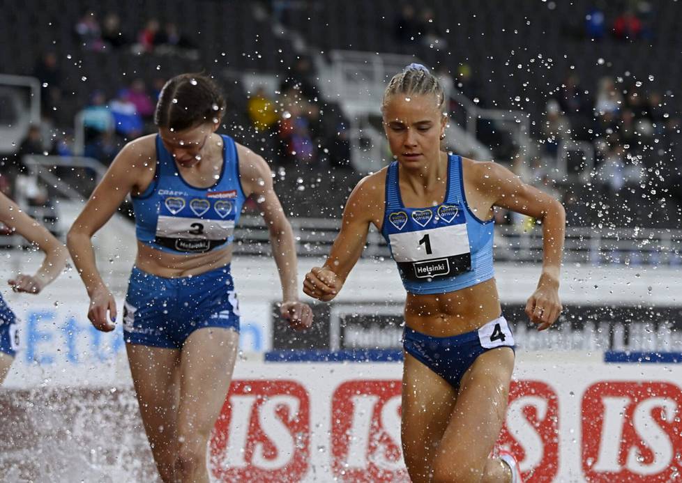 Suomen Pihla Hokkanen (vas.) ja Lotta-Maria Maine ylsivät ennätyksiinsä 3 000 metrin esteissä Ruotsi-ottelussa lauantaina.