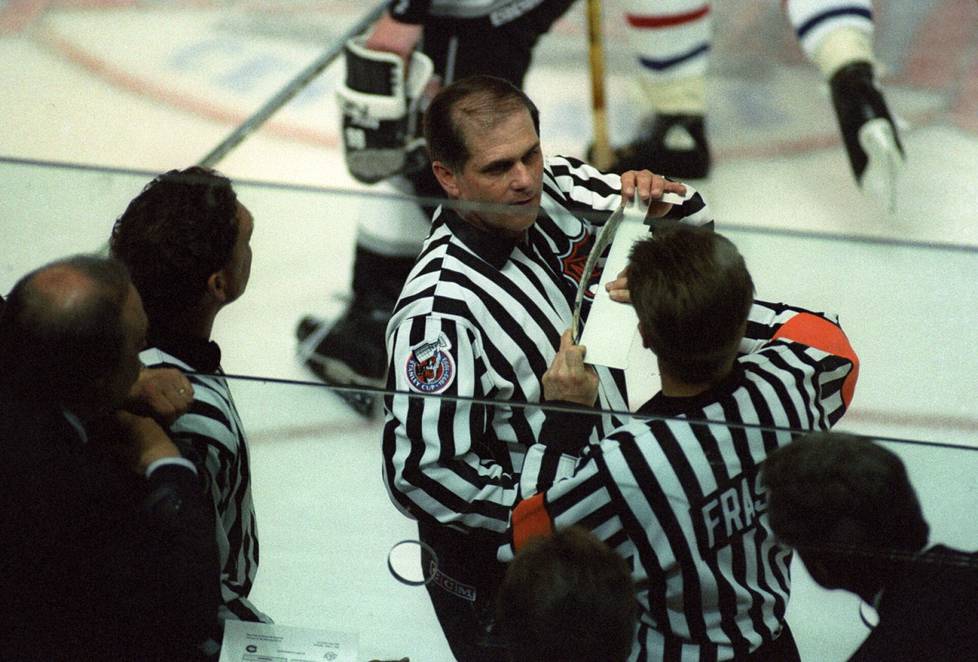 Hetki, johon väitetty kirous juontaa juurensa. Tuomarit mittasivat Los Angelesin Kingsin puolustajan Marty McSorleyn mailan lapaa kotijoukkue Montreal Canadiensin pyynnöstä finaalisarjan toisessa ottelussa 3. kesäkuuta vuonna 1993.