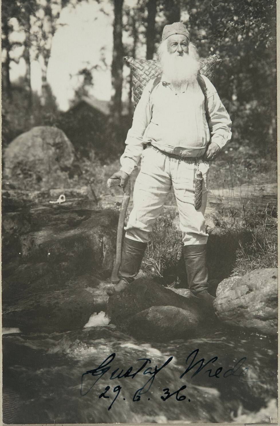 Arkaainen vaateparsi oli Gustaf Wrede af Elimän eli Parkanon paroonin (1853-1939) tavaramerkki. Hän oli kuvaa otettaessa jo 83-vuotias.