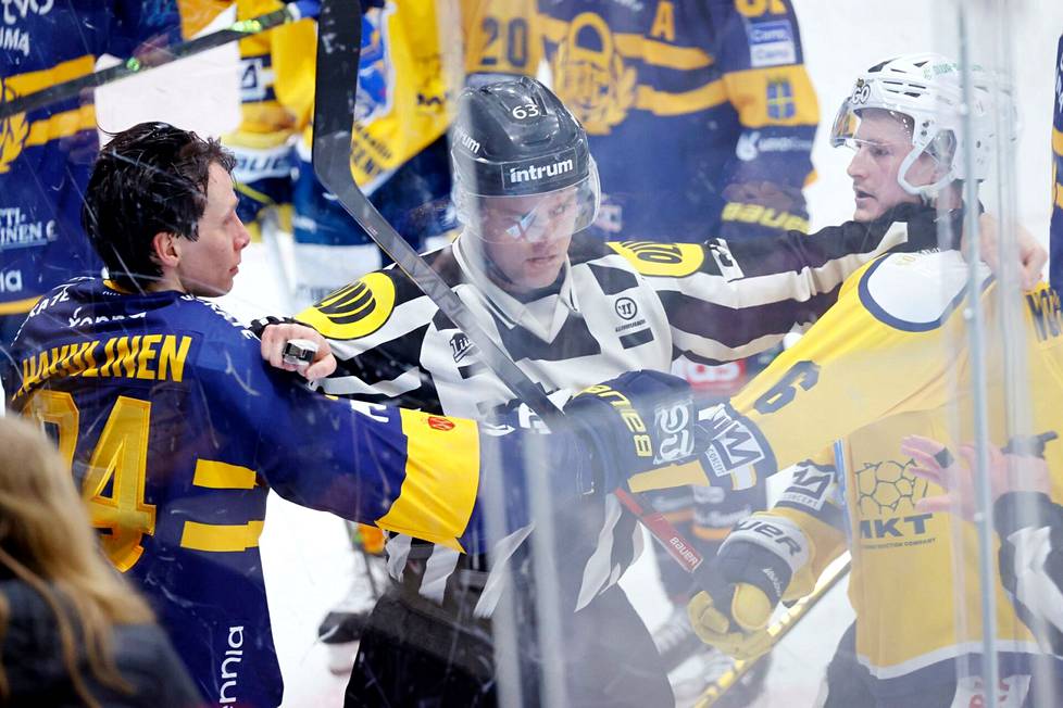 Lukon Anrei Hakulinen ja Jukurien Lucas Nordsäter määrättiin jäähylle väkivaltaisuuden takia.